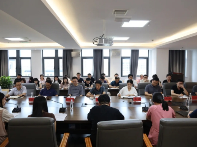 市城投集团召开深入贯彻中央八项规定精神学习教育征求意见建议座谈会